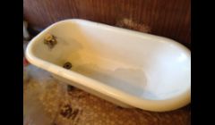 Clawfoot bathtub needs a new look.