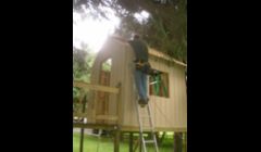 Custom built tree house. Insulated, electricity, cable and flat scree TV, 80ft zipline. 